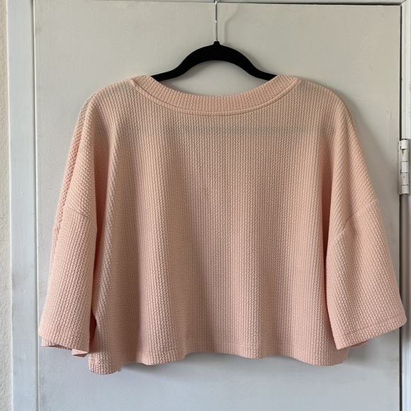 Fabletics peach color, short sleeve, V-neck, crop top. Size Medium - Picture 3 of 3